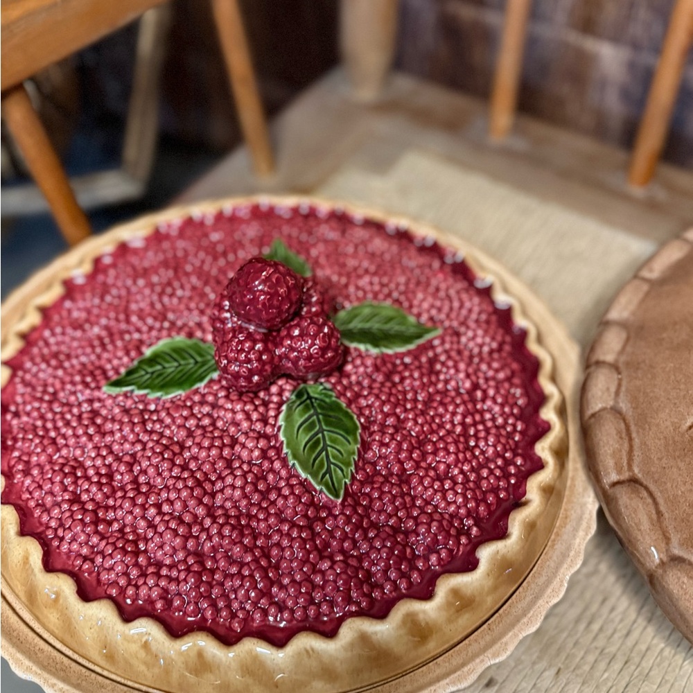 Ceramic Raspberry Berry Pie Plate with Leaf Detail